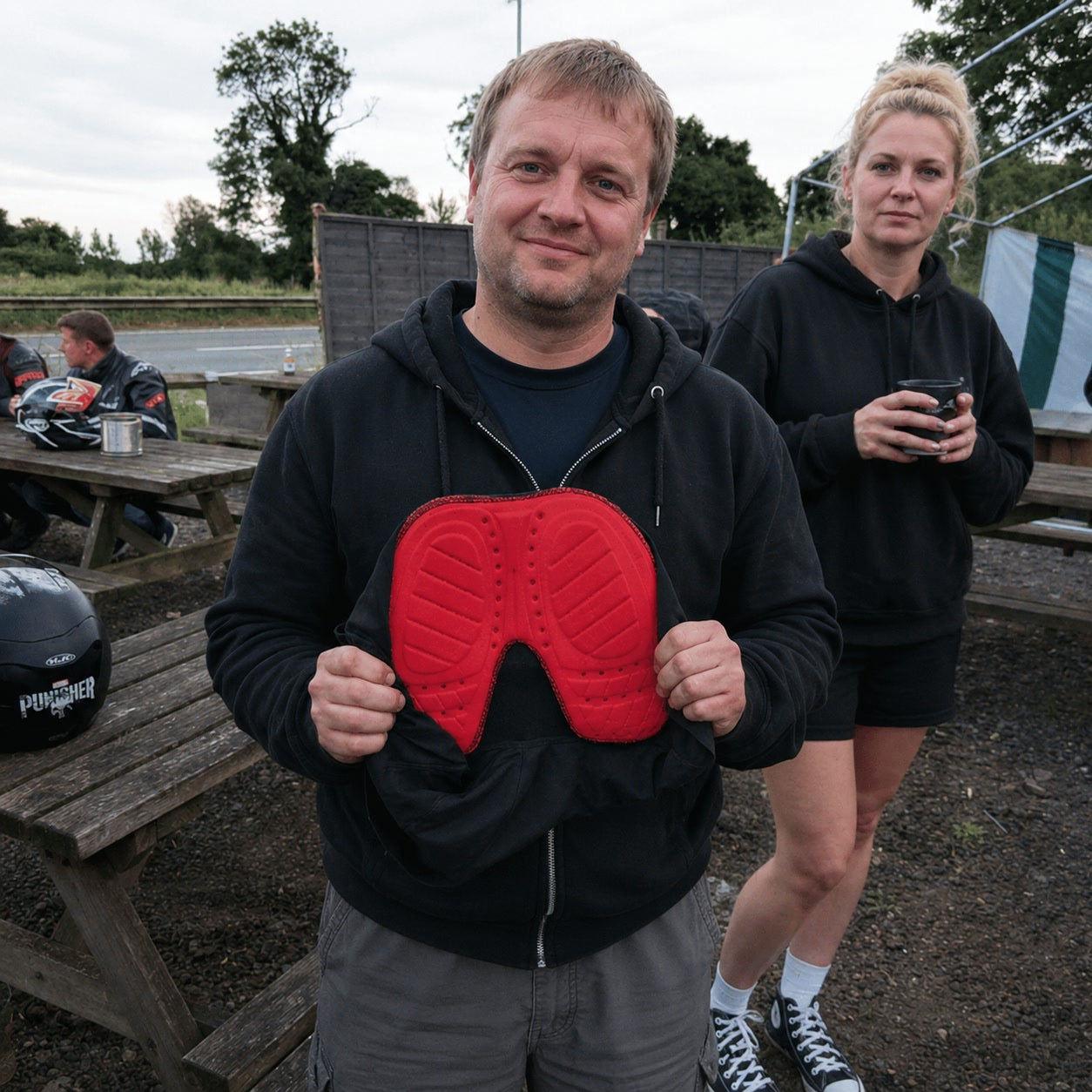 Fahrer mit dem Pad der Ride Short bei einem Treffen